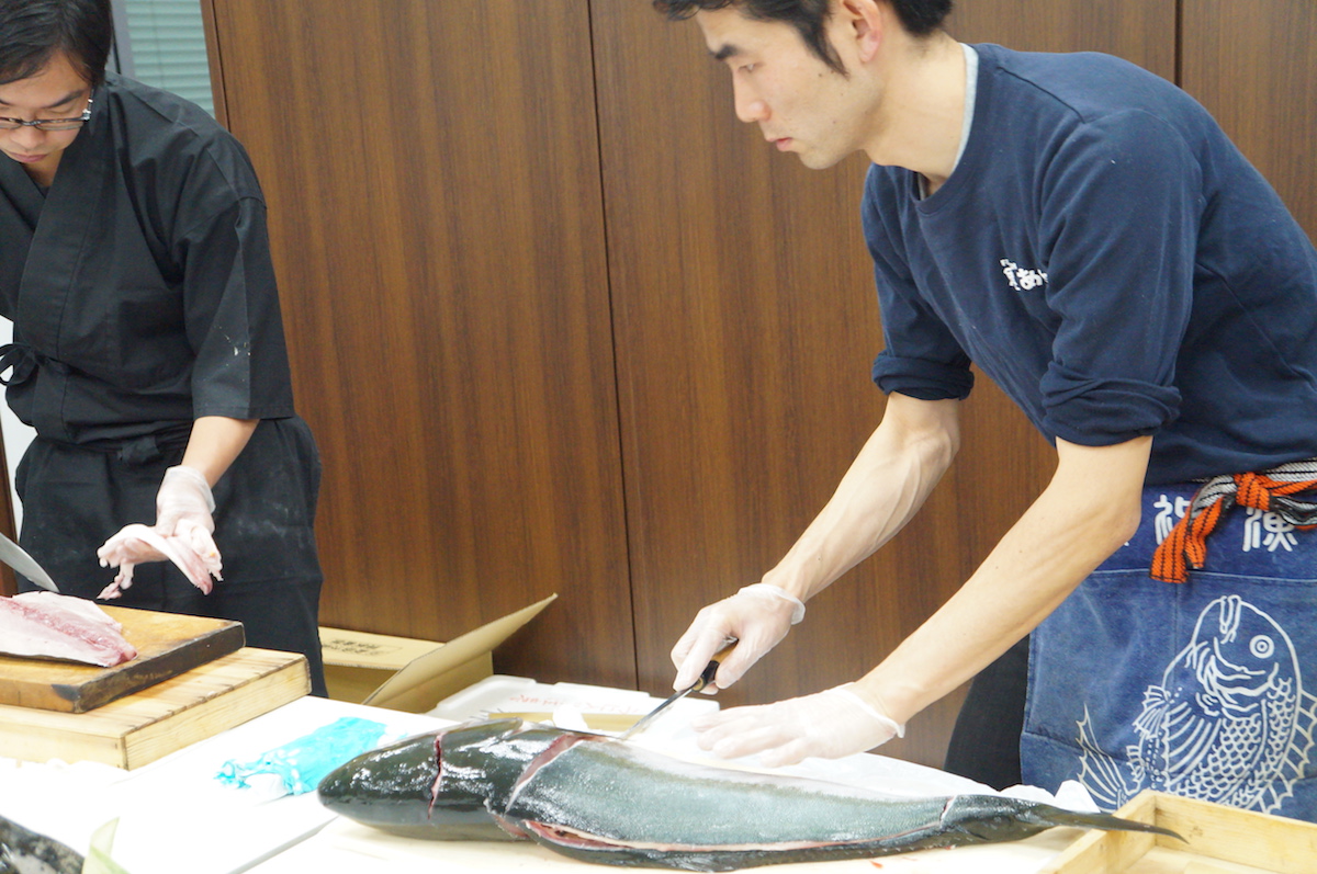 へい!おまち!オフィスでおさかな解体ショー?!