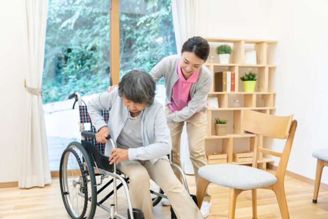 移乗介助の方法やポイント・注意点を解説！腰を痛めない方法も
