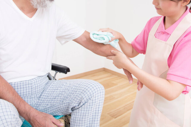 清拭の目的とは？期待される効果や注意点を紹介