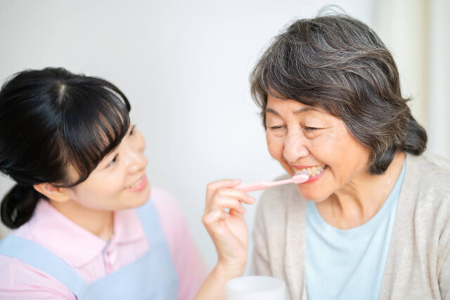 介護で歯磨きをおこなう人必見！要介護の状態別サポートや正しい歯磨き方法を紹介