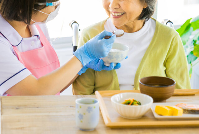 食事介助の基本と実践 – 高齢者の生活の質を高めるサポートとは