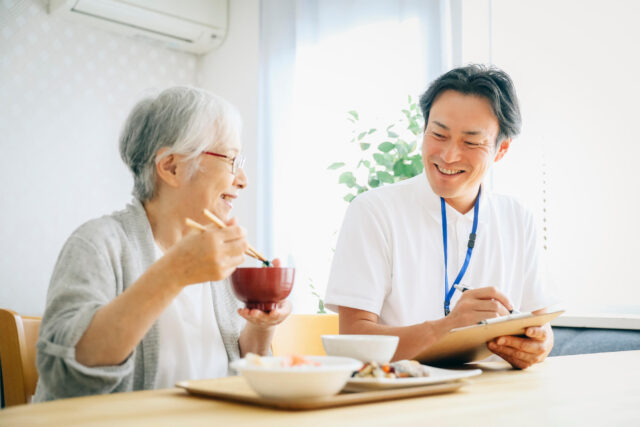 高齢者の誤嚥を防ぐ！原因から予防・対策までを解説