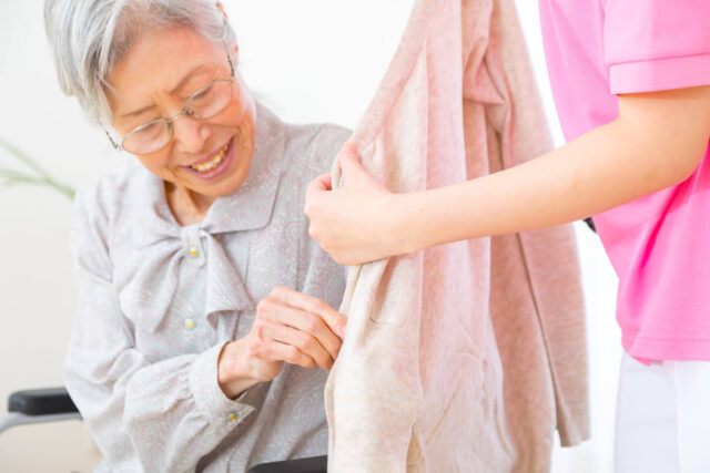 着脱介助｜安全で快適な着替えの介助を実現するための手順とコツは？