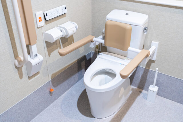 トイレ介助の適切な方法をシーン別に詳しく解説！配慮ポイントやよくある悩みも紹介