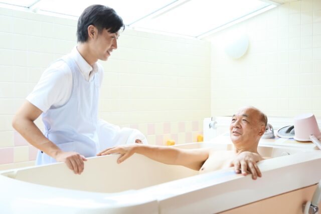 高齢者が安全に湯船から立ち上がるための介助方法と環境づくり