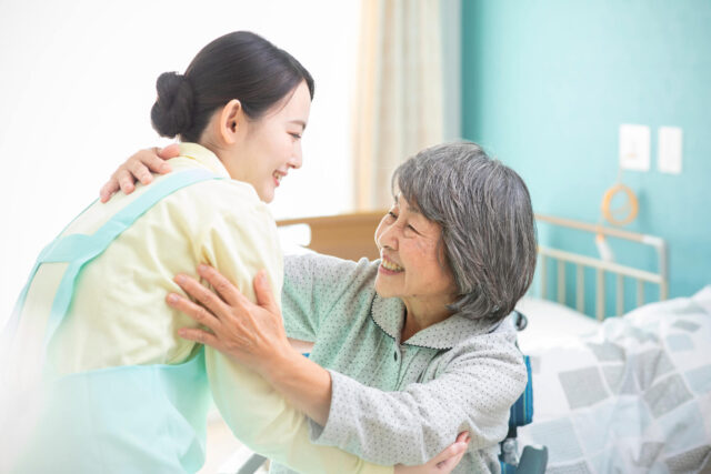 負担が減る立ち上がり介助のコツ！基本からシーン別の介助の手順も紹介