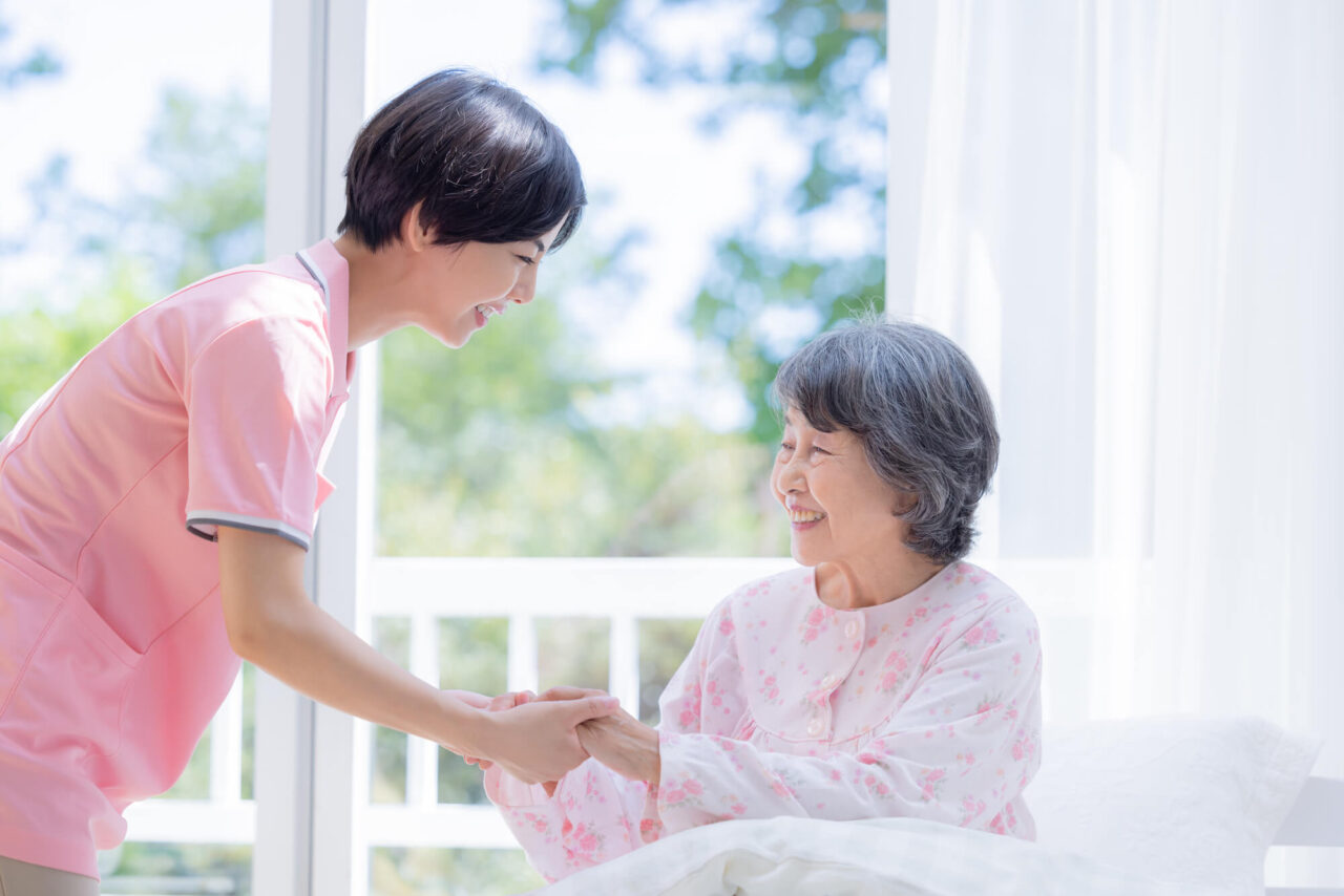 【令和6年最新】訪問介護の給料はどれくらい?ケース別の給与やアップさせる方法を紹介