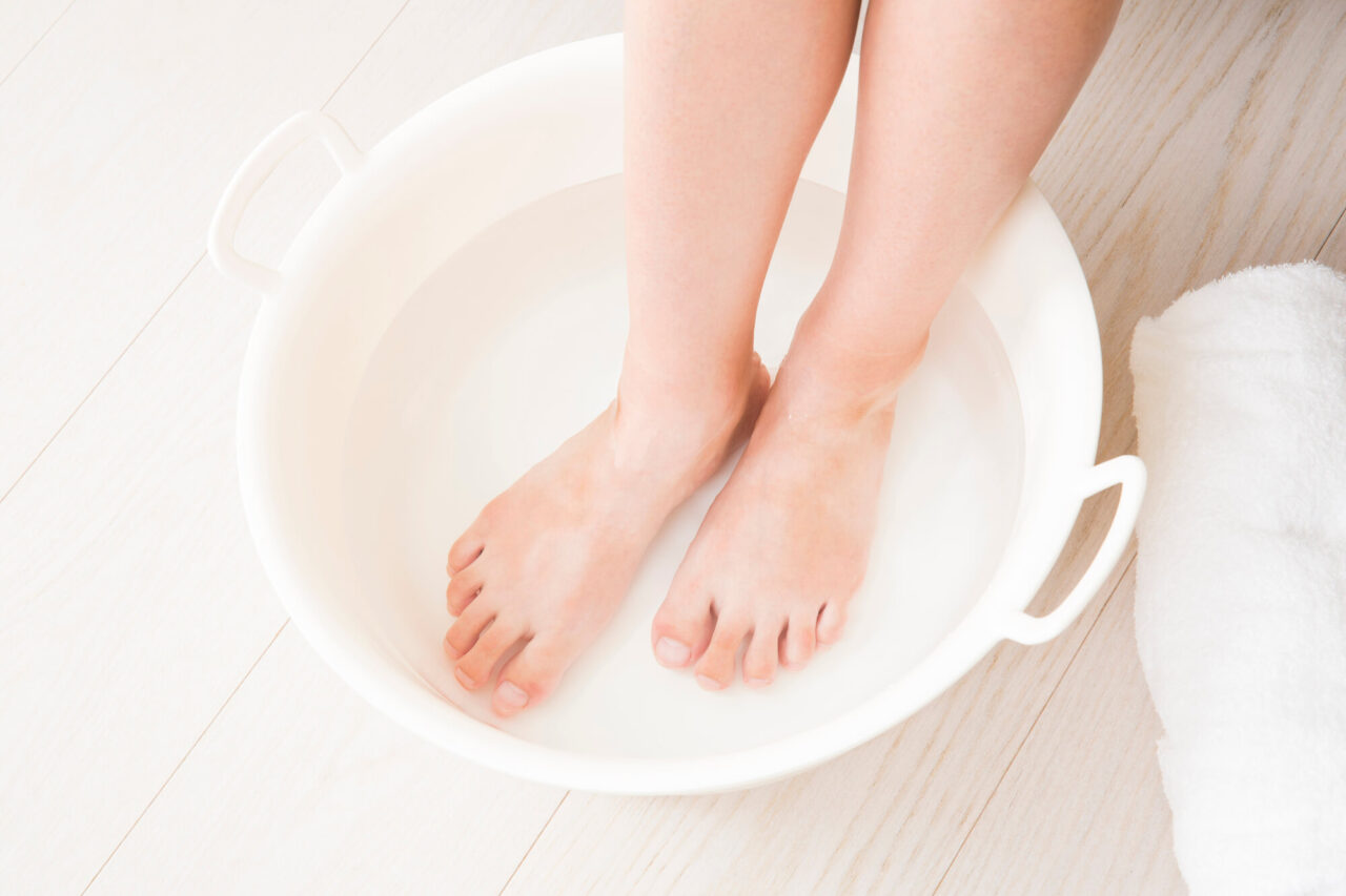 足浴の目的や手順・観察項目などを詳しく解説！【家族・介護士向け】
