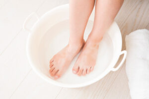 足浴の目的や手順・観察項目などを詳しく解説！【家族・介護士向け】