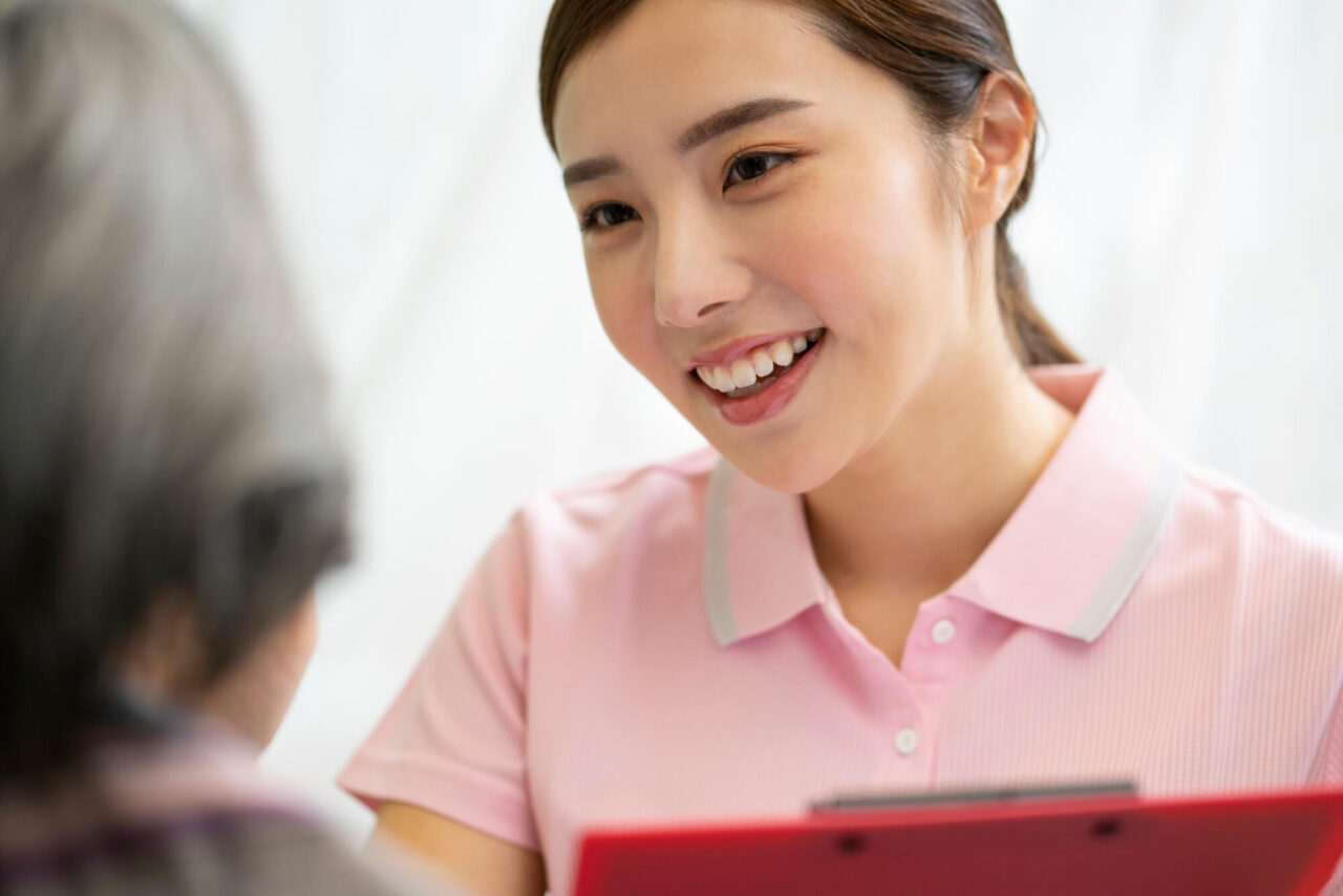 相談援助業務とは何をする仕事？種類や必要な資格、介護職との違いまでを解説