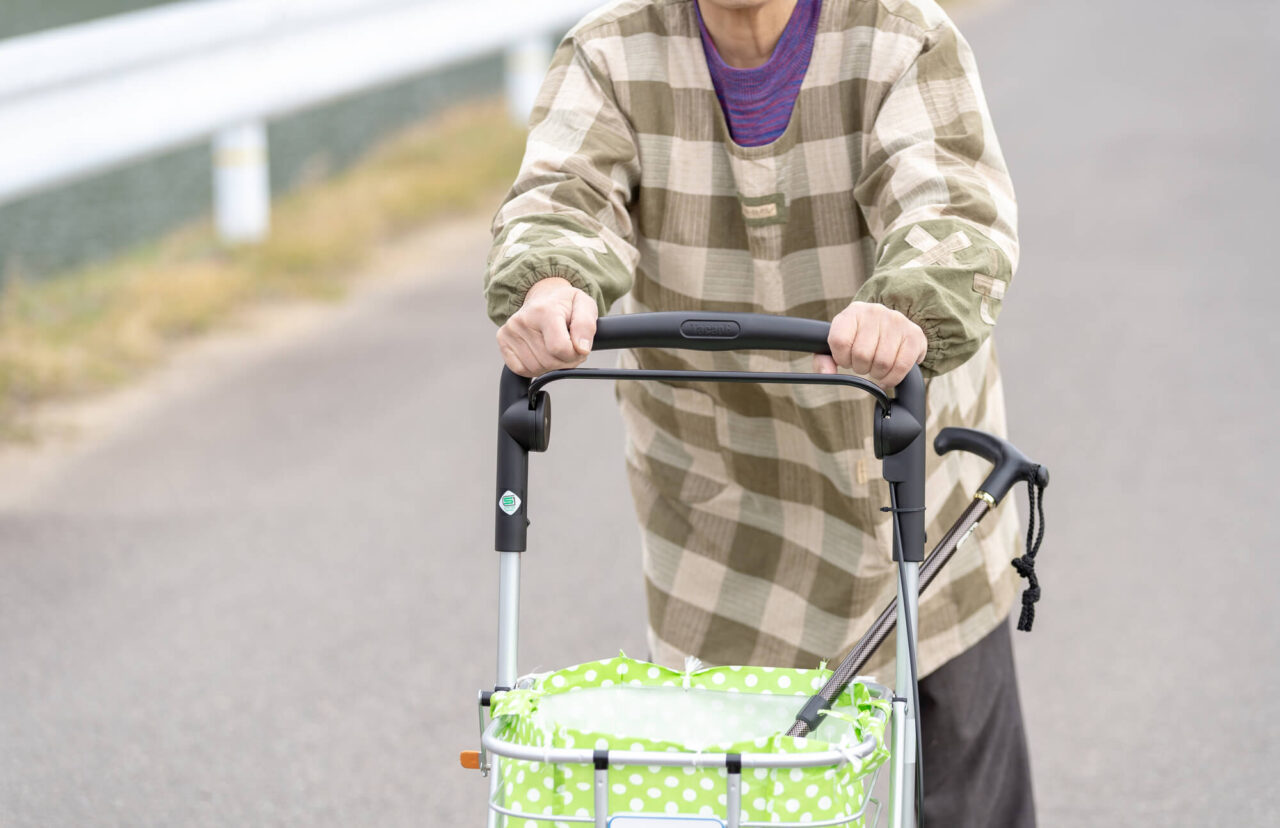 シルバーカーとは?歩行器との違いや選び方、補助金が適用できるのかまで詳しく紹介