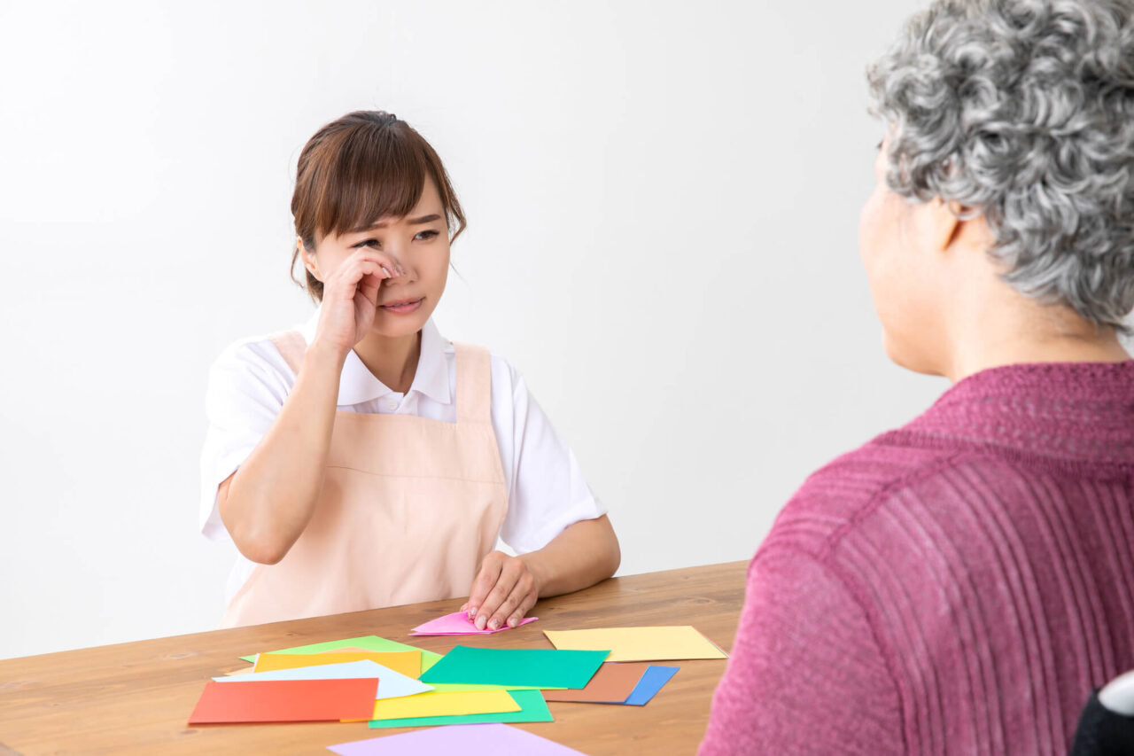認知症で暴言が出るのはなぜ?理由や適切な対処法について解説