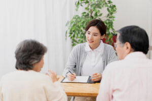 ソーシャルワーカーの仕事とは？必要資格や平均年収について解説