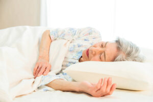 寝たきり老人とはどんな状態？ケアする際の注意点やケア方法のポイントを紹介