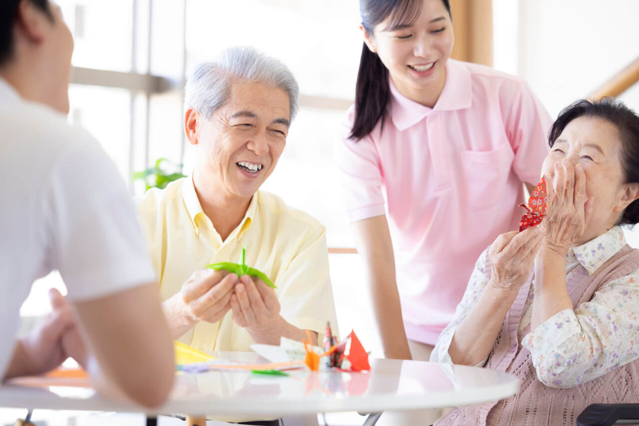 デイサービスでおすすめのレクリエーションは？盛り上げるポイントや注意点についても解説