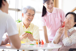 デイサービスでおすすめのレクリエーションは？盛り上げるポイントや注意点についても解説