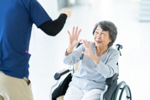 高齢者虐待防止法を分かりやすく解説!虐待の種類や通報の流れ、対策までを紹介