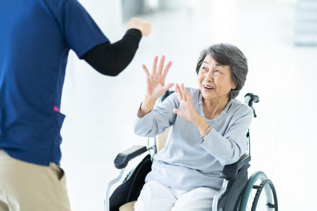 高齢者虐待防止法を分かりやすく解説！虐待の種類や通報の流れ、対策までを紹介