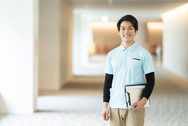 介護士と介護福祉士の4つの違い！仕事内容や給与の違いなどを分かりやすく解説！