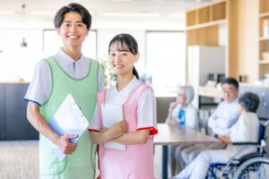 介護職に将来性はある？需要や年収、キャリアアップの方法や長く働くポイントを解説