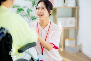 介護福祉士に将来性はある?需要や年収、キャリアパス、長く働くポイントを解説