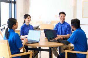 介護士の仕事内容とは?働く場所や1日の流れ、給与、必要な資格まで徹底解説!