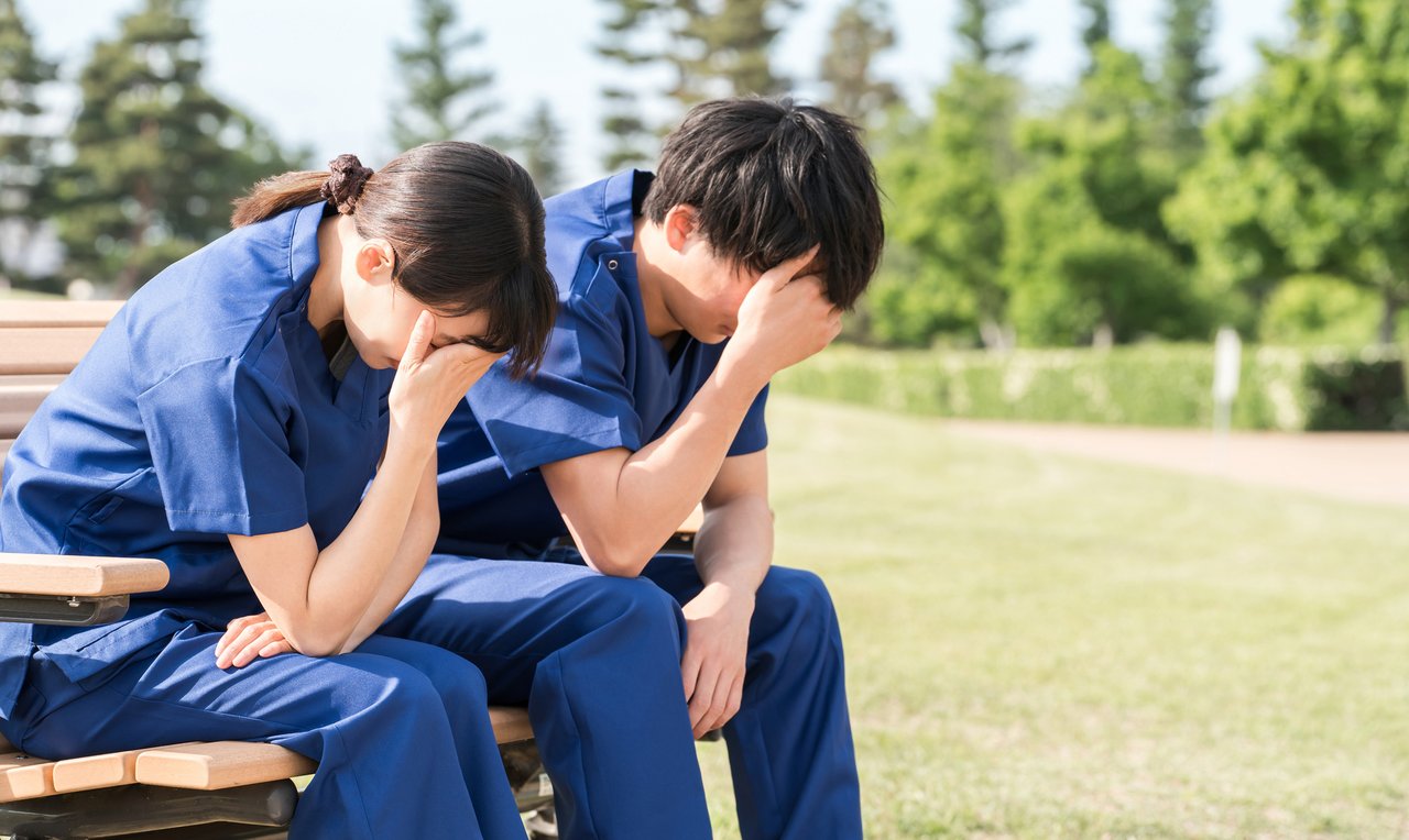 介護施設の看護師が偉そうと感じるのはなぜ?理由や良好な関係を築くコツを解説!