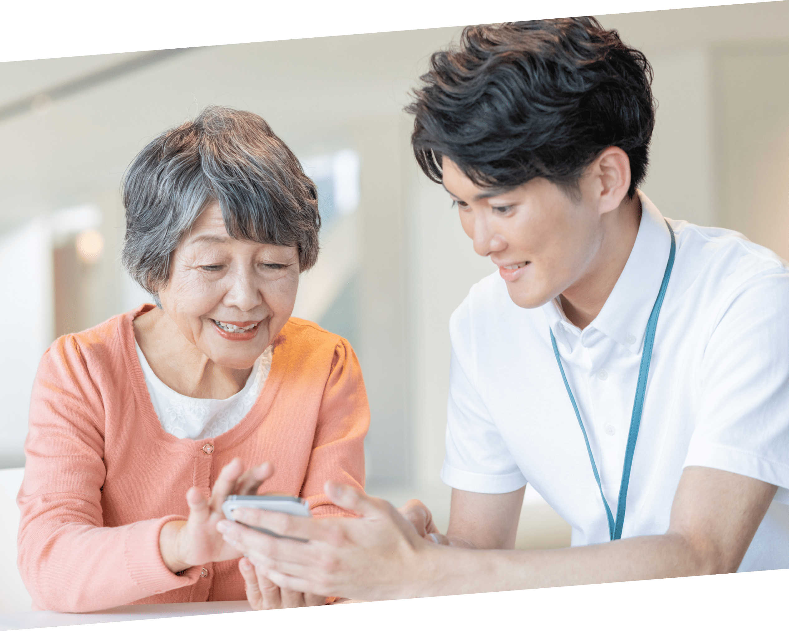 介護士が高齢者と笑顔で会話する様子