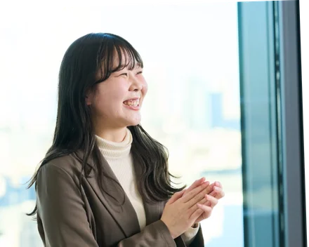 笑顔の女性社員