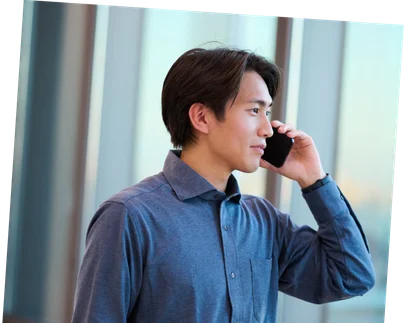 電話する男性社員