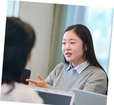 話し合う女性社員