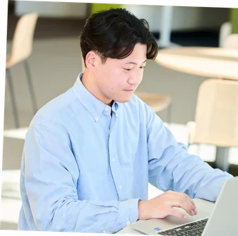 パソコン操作する男性社員