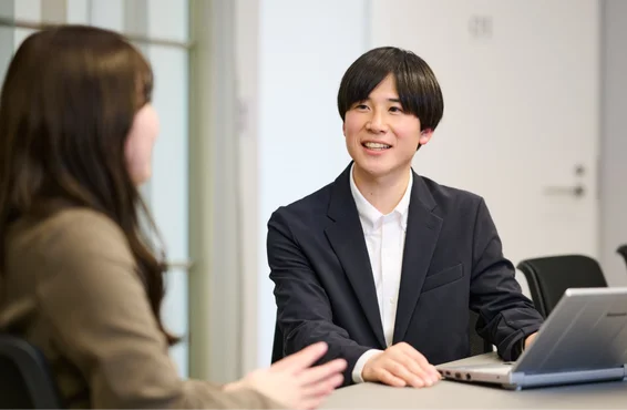 オフィスで笑顔の女性社員