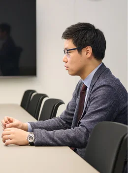 スーツ姿の男性社員