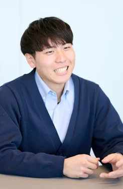 笑顔の男性社員